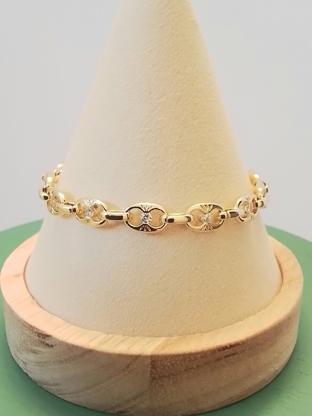 Elegant Gold Link Bracelet with Accent Stones